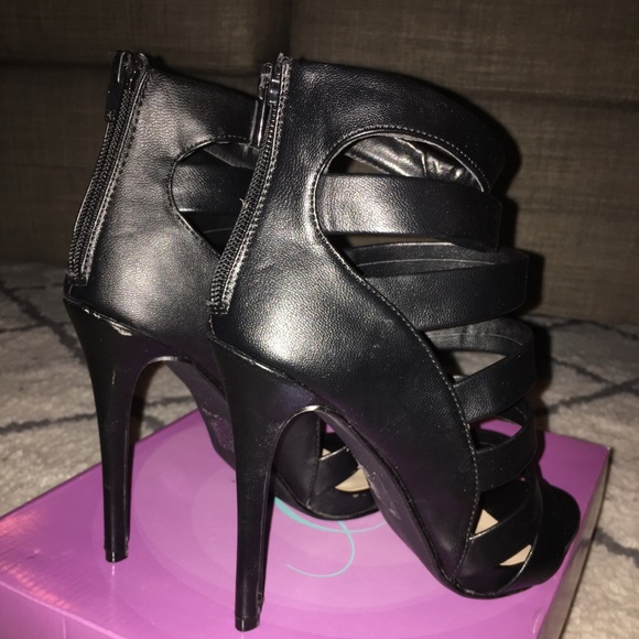 ‼️CLOSET CLEAN UP‼️ Black Strappy Heels 👠👠 - Picture 2 of 4